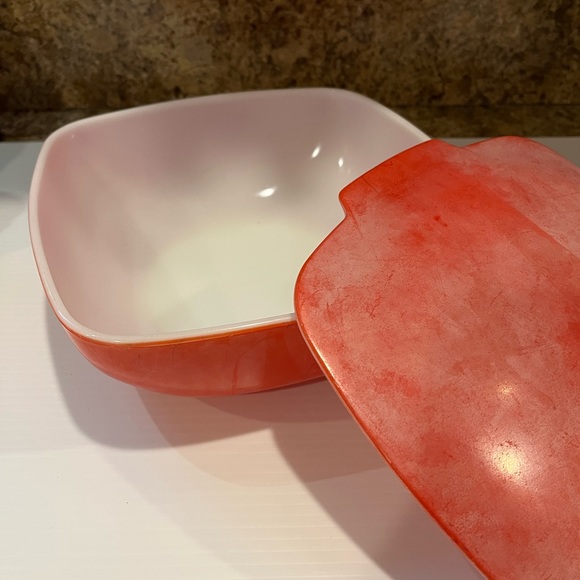 Vintage PYREX Red Square Hostess Casserole Dish with Lid 2 1/2 Quart - Picture 4 of 11